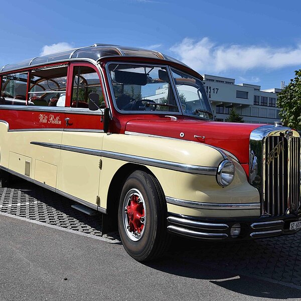 
									Ob Postauto, Feuerwehrfahrzeug oder Lastwagen. Rund 2000 Besucher schauten 300 verschiedene Saurer-Fahrzeuge im Campus Sursee an.  Bild: Foto Thomas Stillhart
								
