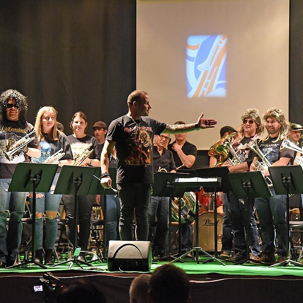 
									«Heavy Brass» hiess das Motto der Musikgesellschaft Knutwil am Jahreskonzert und entsprechend kleideten sich die Musikanten.  Bild: Foto Thomas Stillhart
								