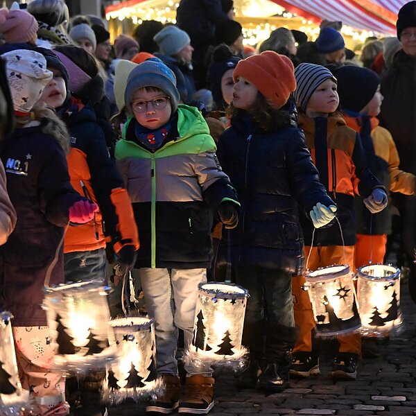 
									Die Lichter der Laternen erhellten die Surseer Altstadt.  Bild: Foto Werner Mathis
								