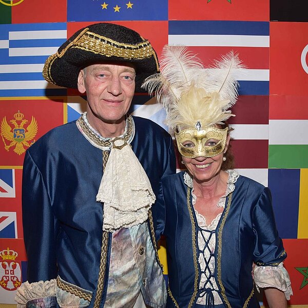 
									Heiniball mit Heinivater «Wisu» Amrein in der «Braui» mit der Joe Beaujolais Band und dem Motto «Us aller Welt».  Bild: Foto Thomas Stillhart
								