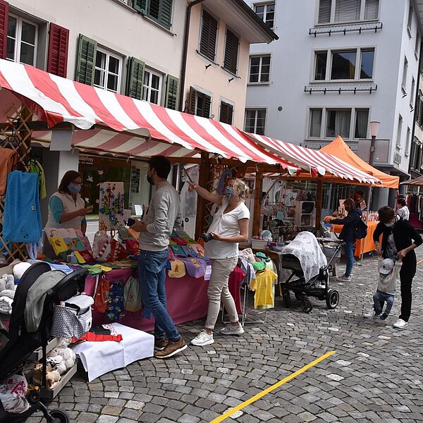 
									Nach rund eineinhalb Jahren fand zum ersten Mal wieder ein Warenmarkt in Sursee statt. Bild: Foto Céline Estermann-Erni
								