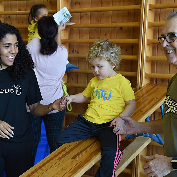 
									Die schnellste Frau der Schweiz, Mujinga Kambundji, besuchte in Büron «Miteinander Turnen» MiTu mit Leiterin Astrid Müller und drei- bis fünfjährigen Kindern.  Bild: Foto Thomas Stillhart
								