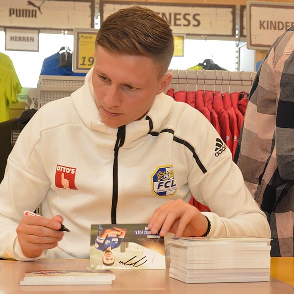 
									FCL-Autogrammstunden bei Otto's 2019 (1): Bild 14
								