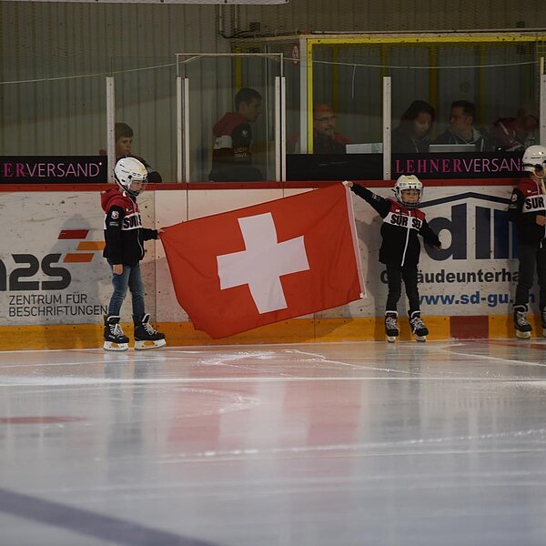 
									Wie an einem Länderspiel: Am Lehner Cup gehts international zu und her.  Bild: Foto Thomas Stillhart
								