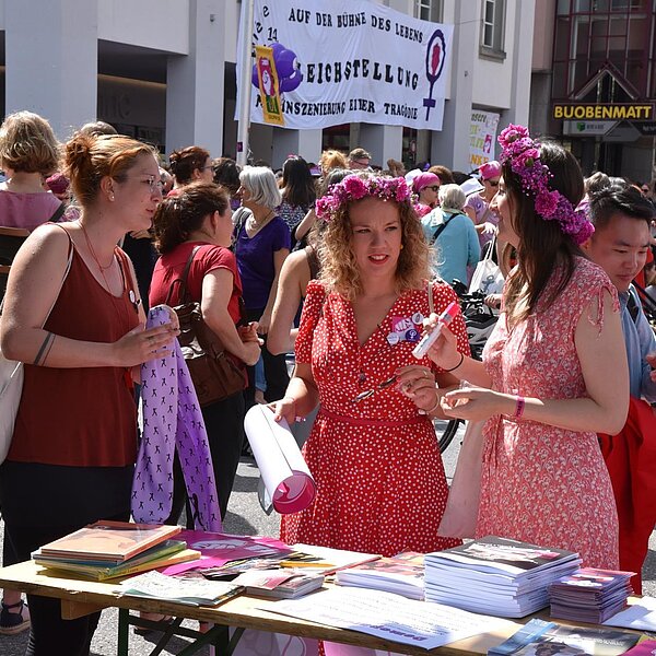 
									Pink, rot oder lila gekleidete Frauen waren vor Ort. Bild: Foto sti
								