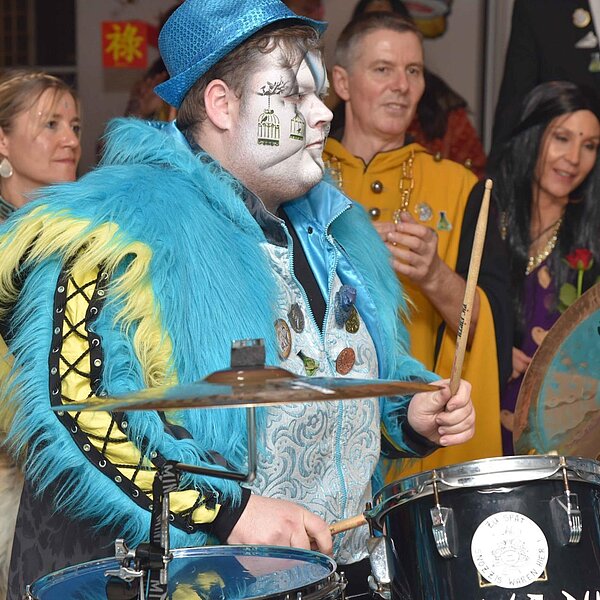 
									Heiniball mit Heinivater «Wisu» Amrein in der «Braui» mit der Joe Beaujolais Band und dem Motto «Us aller Welt».  Bild: Foto Thomas Stillhart
								